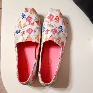 Toms women's coral shoes